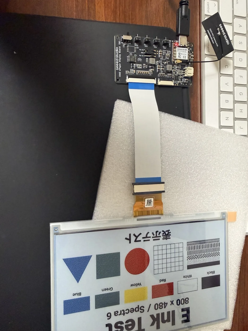 FFC延長ケーブルでEE04につないだ7.3インチE Inkに、6色のテスト画面が表示されている